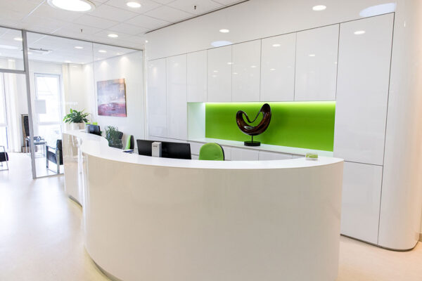 Zahnarzt_Gehl_Praxis_01 Moderne Rezeption von Zahnarzt Esslingen in Grün und Weiß