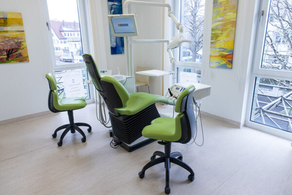 Zahnarzt_Gehl_Praxis_02 Behandlungszimmer von Kinderzahnarzt Esslingen mit drei grünen Stühlen