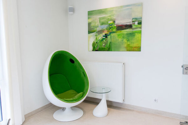 Zahnarzt_Gehl_Praxis_03 Grüner Sessel in Wartezimmer von Zahnarzt Esslingen