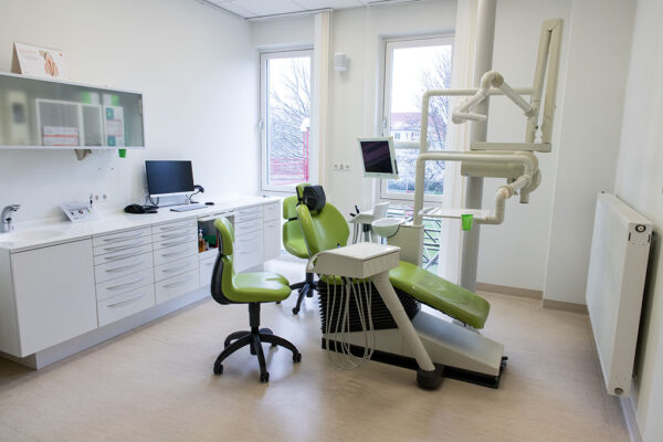 Zahnarzt_Gehl_Praxis_05 Behandlungszimmer mit modernen Geräten und Stühlen bei Kinderzahnarzt Esslingen
