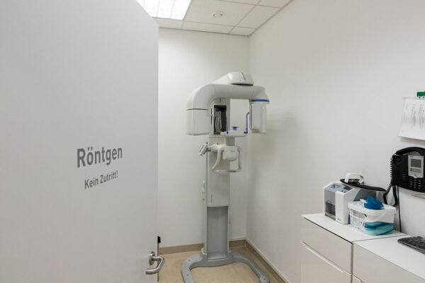 Zahnarzt_Gehl_Praxis_07 Röntgenzimmer mit offener Tür und Geräten von Zahnarzt Esslingen