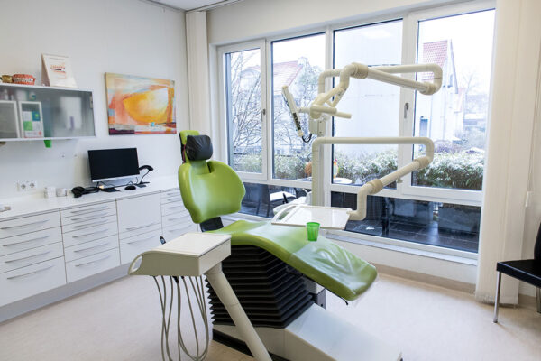 Zahnarzt_Gehl_Praxis_08 Grüner Behandlungsstuhl in Praxiszimmer mit Geräten